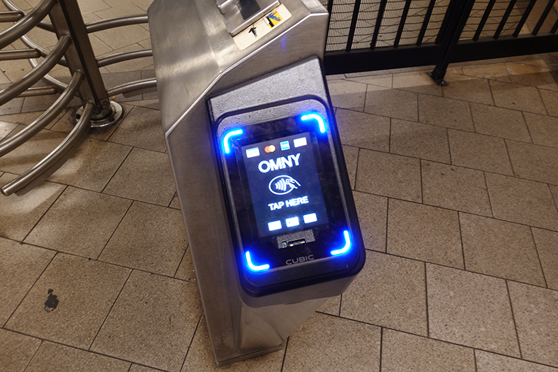 ニューヨーク地下鉄の一部に設置されているEMV Contactless対応入場改札